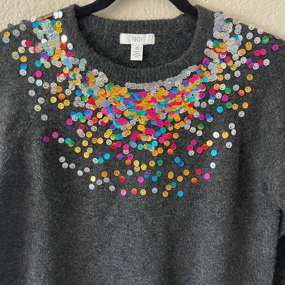 BIN#23 - 1901 Kidโs XL(14/16) Gray Sequined Pullover Sweater - Picture 2 of 6